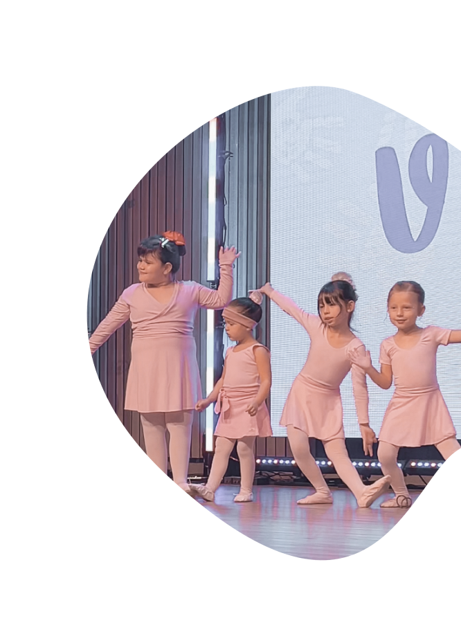 foto de 4 estudantes fazendo aula de ballet